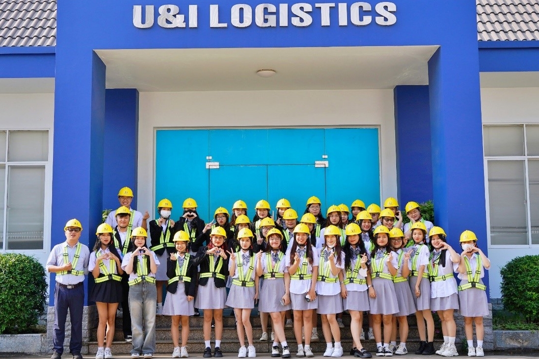 Sinh Viên Trường Cao Đẳng Kinh Tế Đối Ngoại Tham Quan Kho Ngoại Quan U&I Logistics