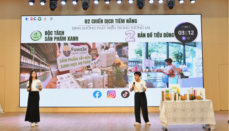 TS. Nguyễn Minh Tiến, Phó Bí thư Đảng ủy, Phó Hiệu trưởng trường Cao đẳng Kinh tế Đối ngoại trao tặng hoa và quà lưu niệm tới Ban Giám khảo Chung kết COFER TALENT 2026