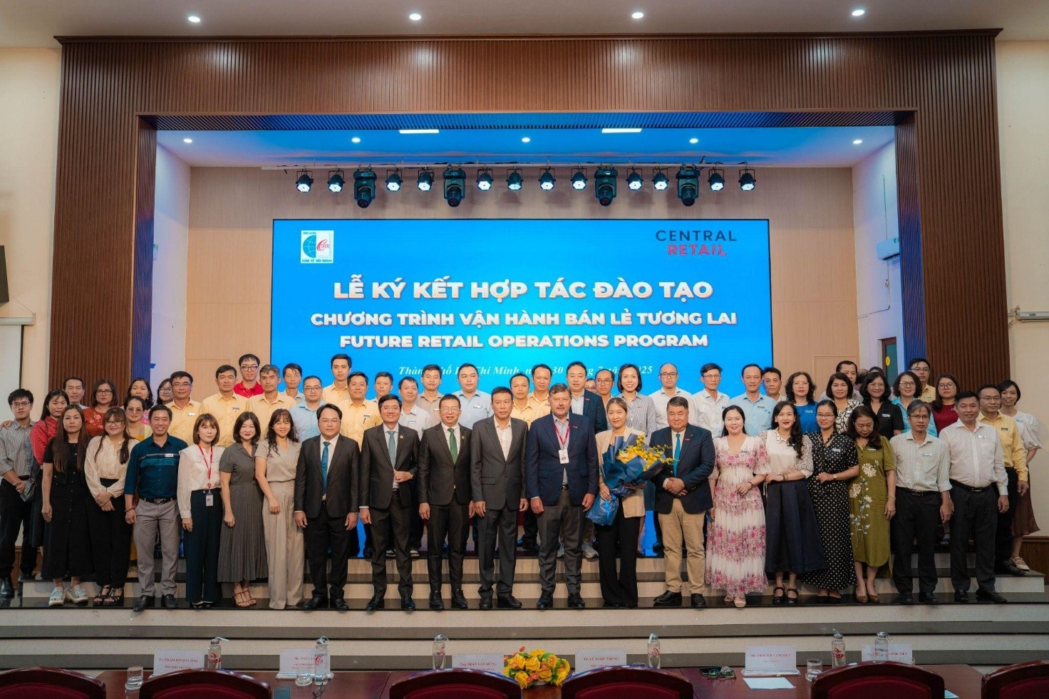 Đại diện Bộ Công Thương, Ban Lãnh đạo Nhà trường và Ban Lãnh đạo Central Retail chụp hình lưu niệm tại buổi lễ ký kết hợp tác đào tạo