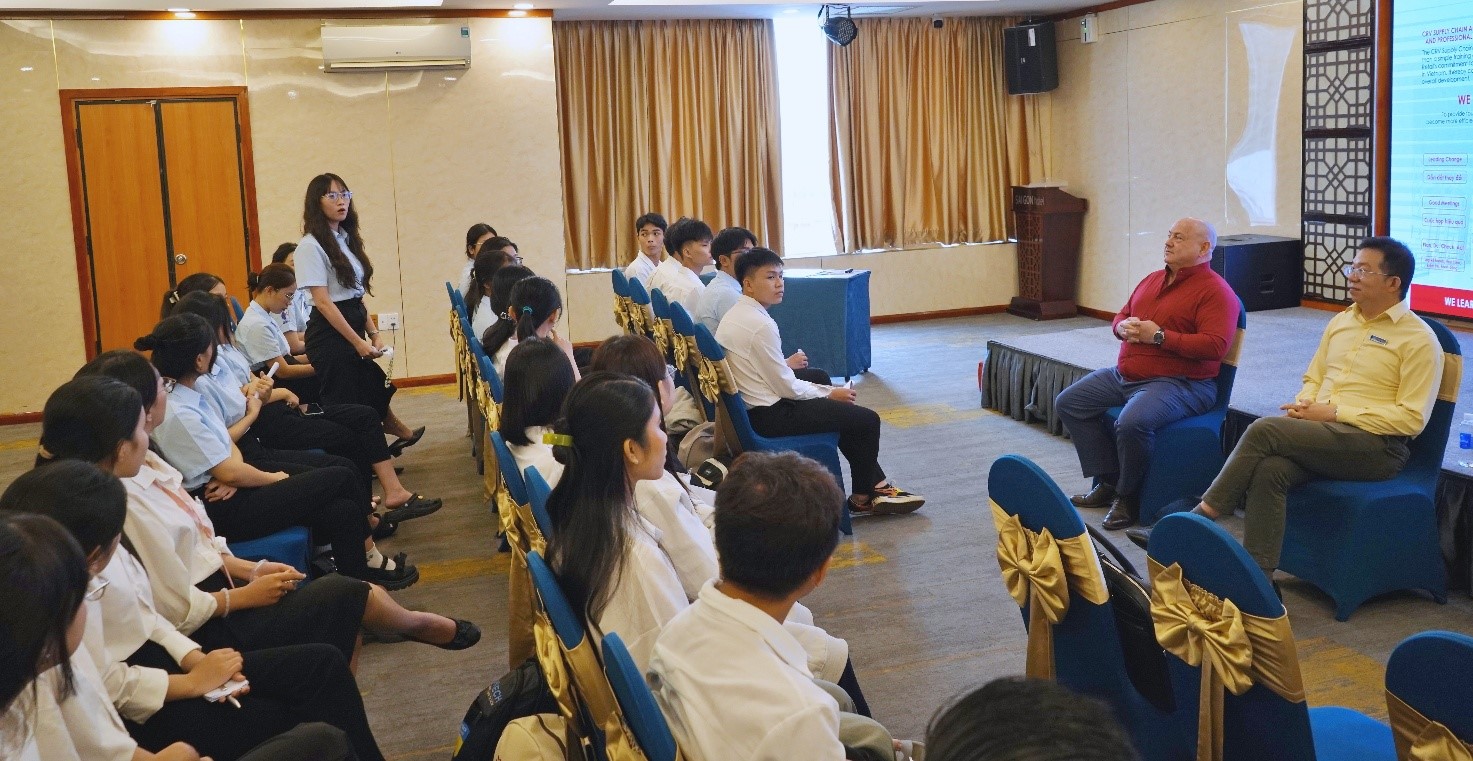 Sinh viên ngành Quản lý siêu thị trao đổi với diễn giả về chương trình học và định hướng nghề nghiệp