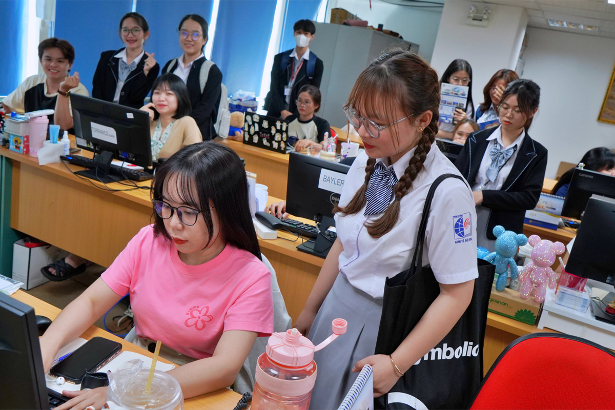 Có nên học xuất nhập khẩu không? Cơ hội việc làm 2025