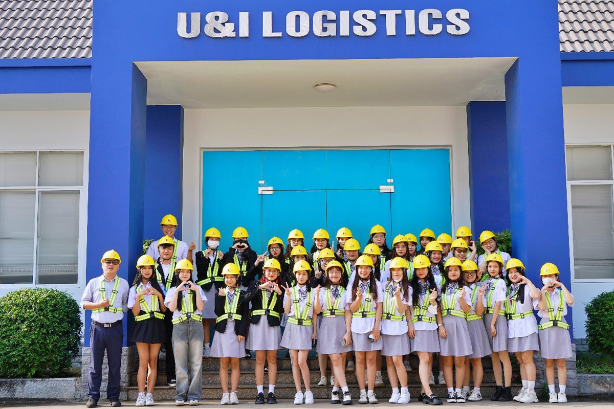 Học Xuất nhập khẩu ra làm gì? Cơ hội nghề nghiệp và triển vọng phát triển
