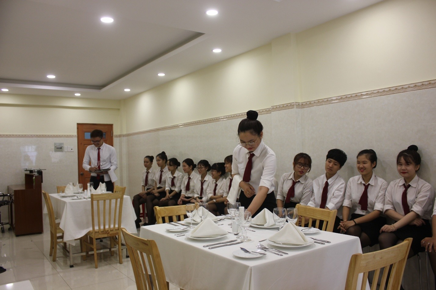 Sinh viên ngành Quản trị khách sạn  Trường Cao đẳng Kinh tế Đối ngoại học thực hành Nghiệp vụ nhà hàng