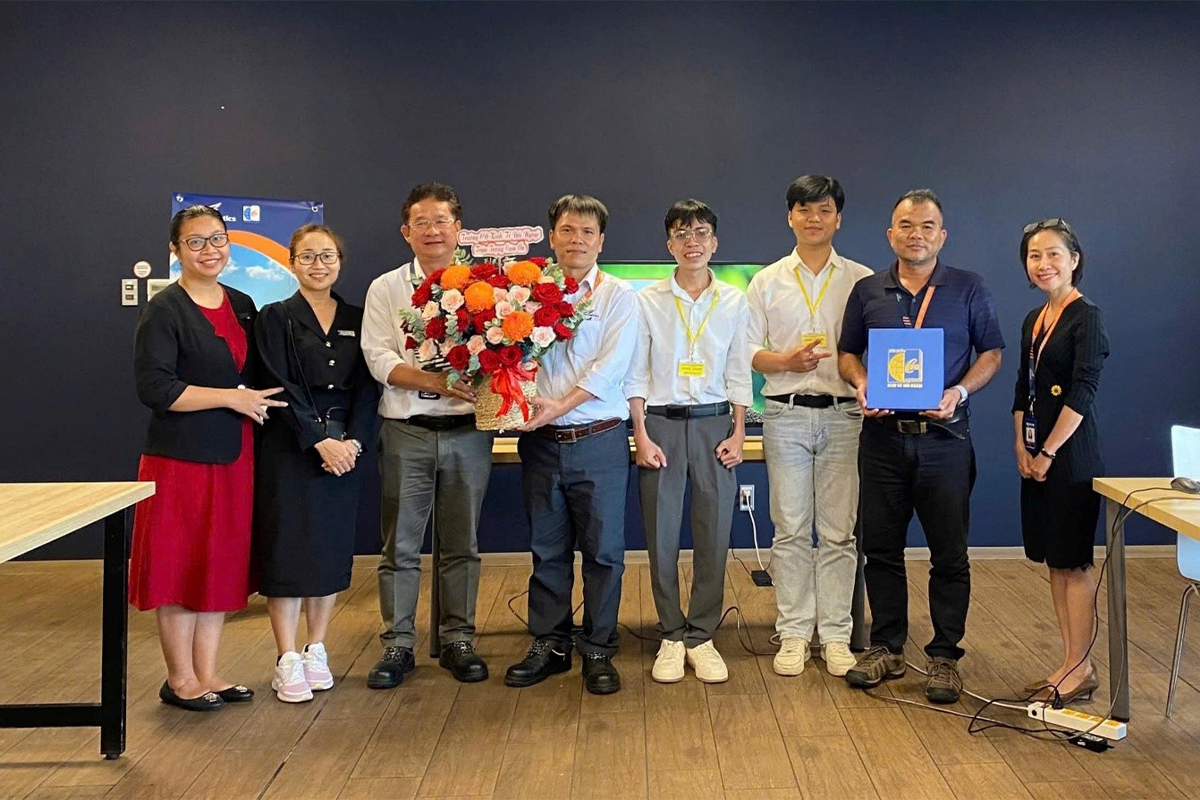 Kết nối lý thuyết và thực tiễn - sinh viên trường Cao đẳng Kinh tế Đối ngoại tham quan kho hàng Công ty TNHH Yusen Logistics (Việt Nam)