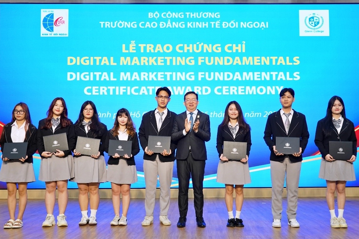 Lễ trao chứng chỉ Digital Marketing Fundamentals cho sinh viên Khóa 26 ngành Marketing thương mại hệ Chất lượng cao