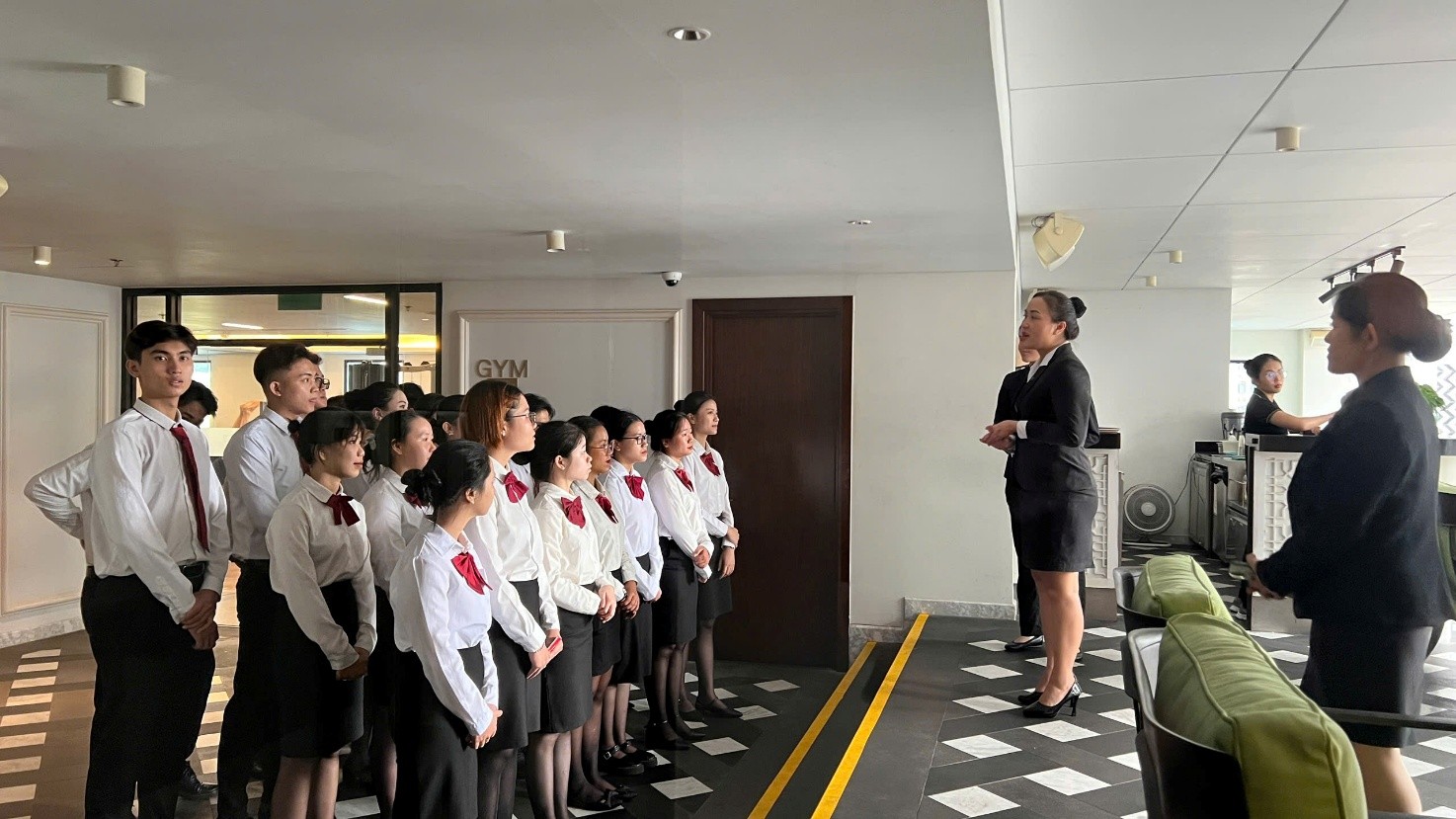 Sinh viên ngành Quản trị Khách sạn trải nghiệm tại Khu dịch vụ giải trí của KS Mai House SG
