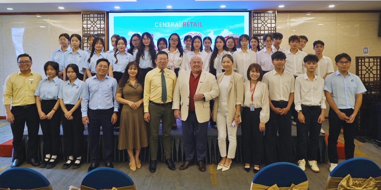 Sinh viên ngành Quản lý siêu thị tham gia chương trình chào đón “Road to Retail”