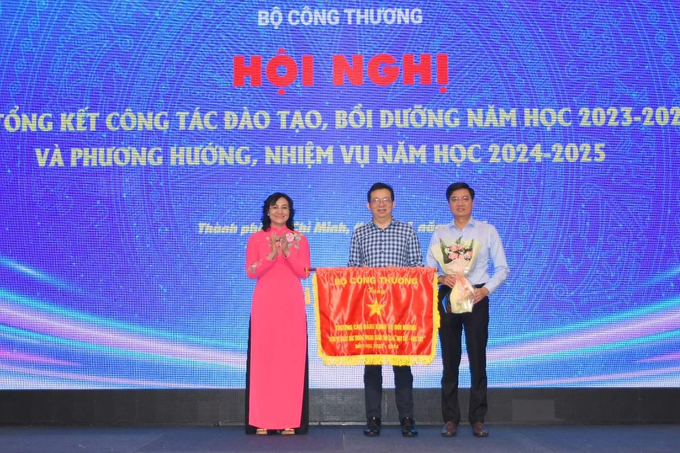 Trường Cao đẳng Kinh tế Đối ngoại vinh dự nhận Danh hiệu Cờ thi đua của Bộ Công thương, dẫn đầu trong phong trào thi đua “Dạy tốt, học tốt” năm học 2023-2024