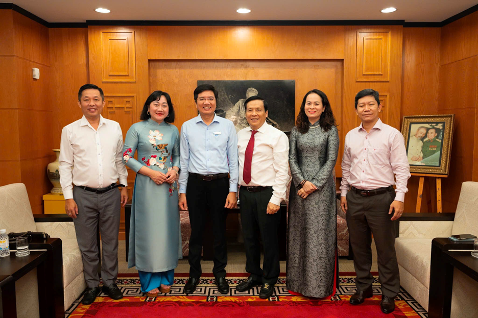 Đoàn công tác Trường Cao đẳng Kinh tế Đối ngoại do TS. Nguyễn Minh Tiến – Phó Bí thư Đảng ủy, Phó Hiệu trưởng Nhà trường cùng Ông Nguyễn Ngọc Anh, Phó Tổng Biên tập, Bà Bùi Thị Hồng Sương, Phó Tổng Biên tập, Ông Nguyễn Phước Bình, Phó Tổng Thư ký Toà soạn kiêm Trưởng Ban Khoa giáo và Bà Lê Thị Hồng Nhung, Phó Giám đốc Trung tâm Truyền thông - Sự kiện Báo Sài Gòn Giải Phóng.