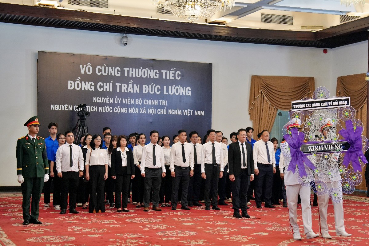 Lãnh đạo, viên chức và sinh viên Trường Cao đẳng Kinh tế Đối ngoại tưởng nhớ nguyên Chủ tịch nước Trần Đức Lương
