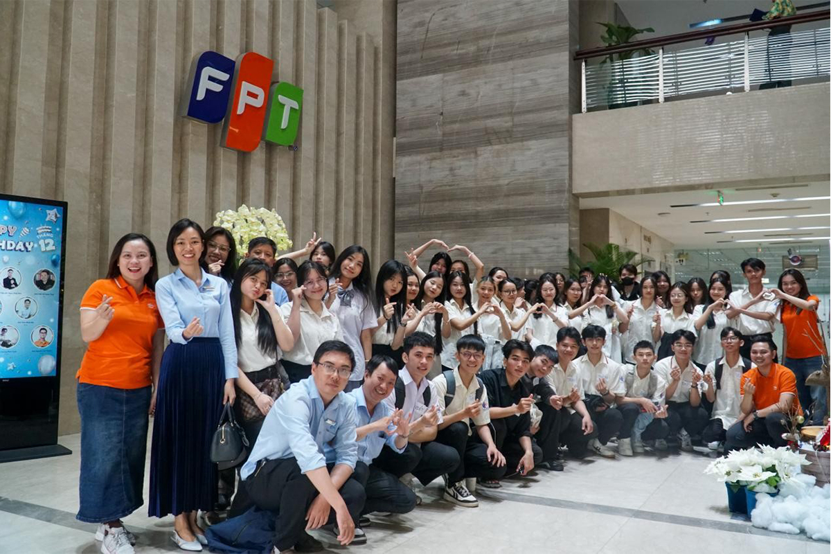 Khi lý thuyết gặp thực tiễn: Sinh viên khóa 28 Thương mại điện tử - Trường Cao đẳng Kinh tế Đối ngoại khám phá hệ sinh thái Fpt Telecom