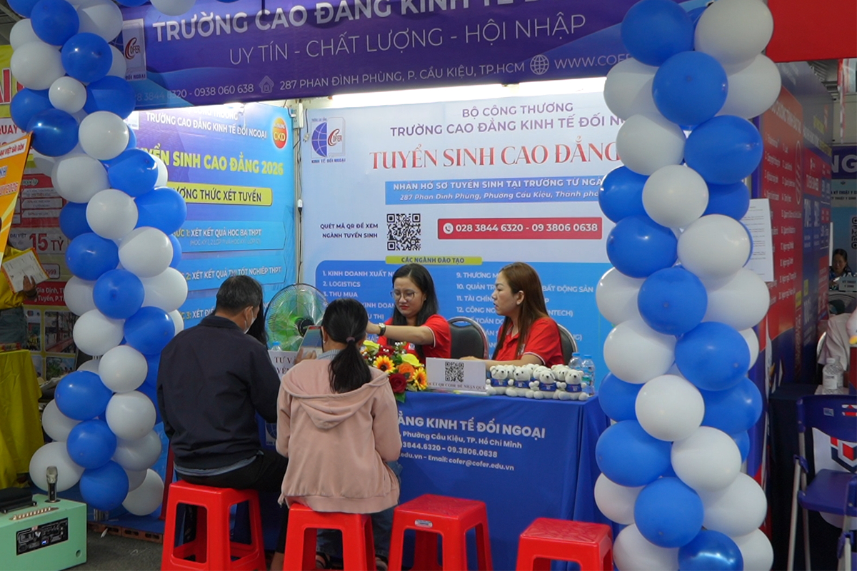 Trường Cao đẳng Kinh tế Đối ngoại đồng hành cùng thí sinh tại ngày hội lựa chọn nguyện vọng xét tuyển Đại học, Cao đẳng năm 2026