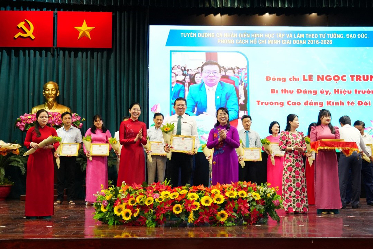 Trường Cao đẳng Kinh tế Đối ngoại được tuyên dương điển hình trong học tập và làm theo tư tưởng, đạo đức, phong cách Hồ Chí Minh