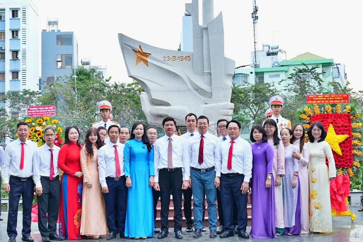 Trường Cao đẳng Kinh tế Đối ngoại tổ chức Lễ viếng, dâng hương và dâng hoa nhân kỷ niệm 96 năm Ngày thành lập Đảng Cộng sản Việt Nam