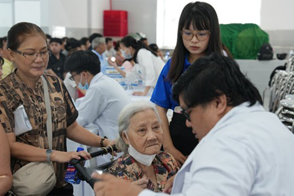 Tuổi trẻ Cao đẳng Kinh tế Đối ngoại chung tay hỗ trợ công tác khám sức khỏe định kỳ cho người dân