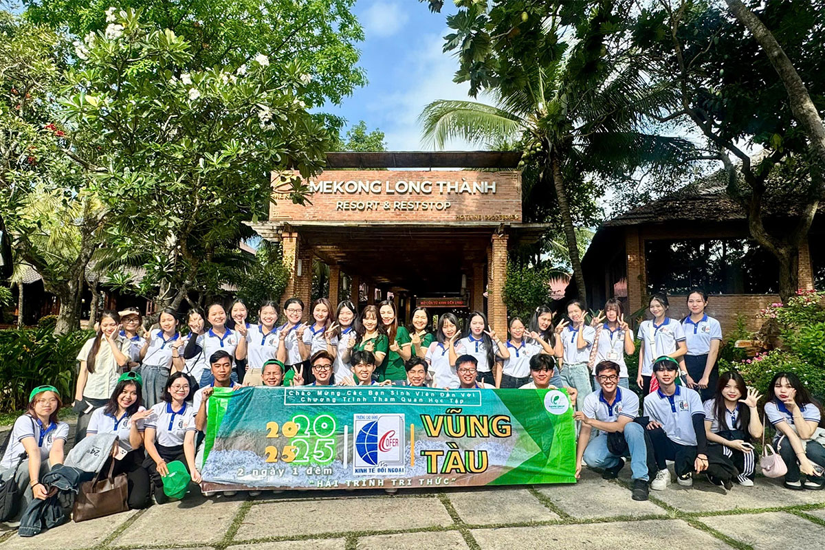 Sinh viên ngành Quản trị Dịch vụ Du lịch và Lữ hành trường Cao đẳng Kinh tế Đối ngoại tham gia tour thực tập tuyến điểm Tp.HCM – Vũng Tàu