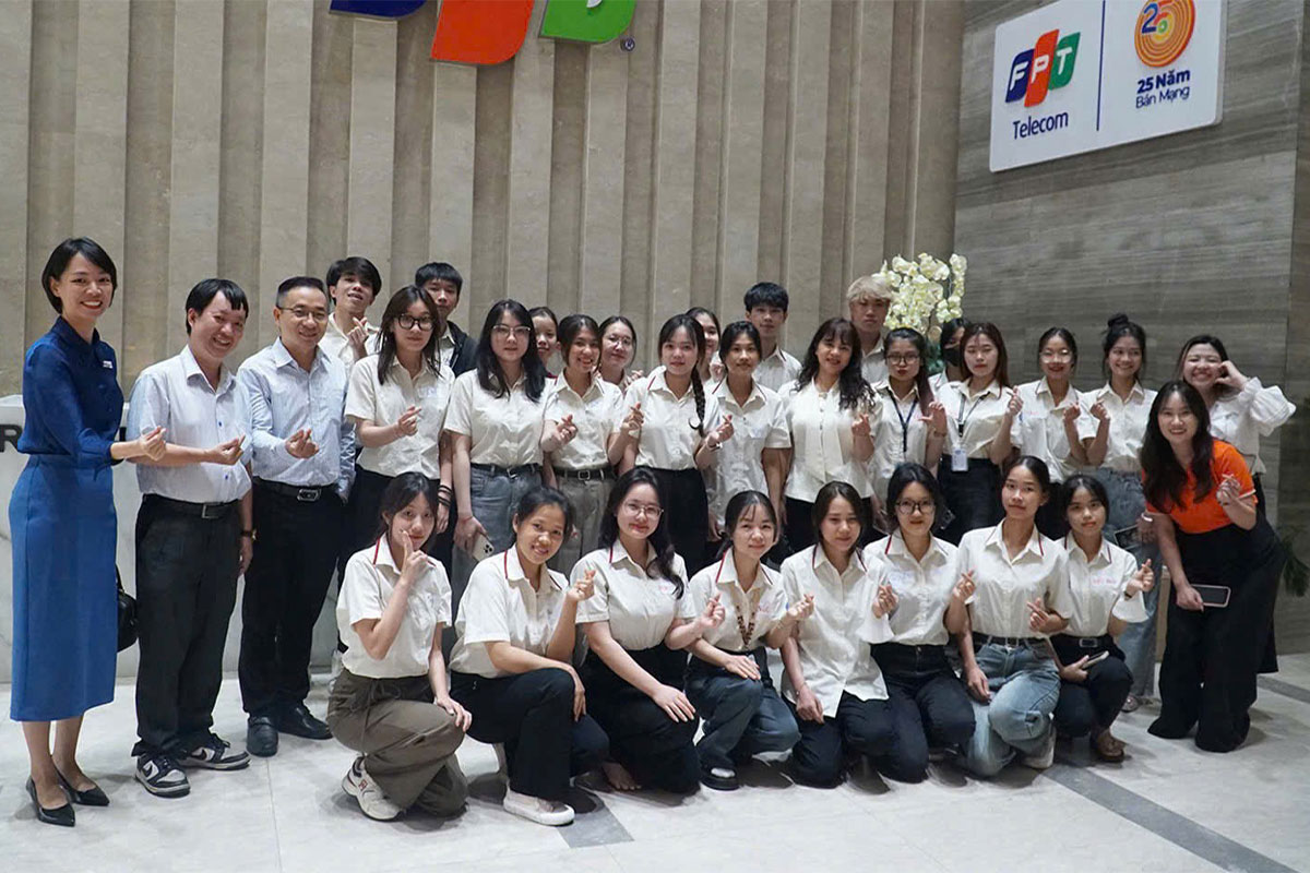 Chạm ngõ doanh nghiệp – sinh viên K27 Thương mại Điện tử Cao đẳng Kinh tế Đối ngoại trải nghiệm thực tế tại Fpt Telecom