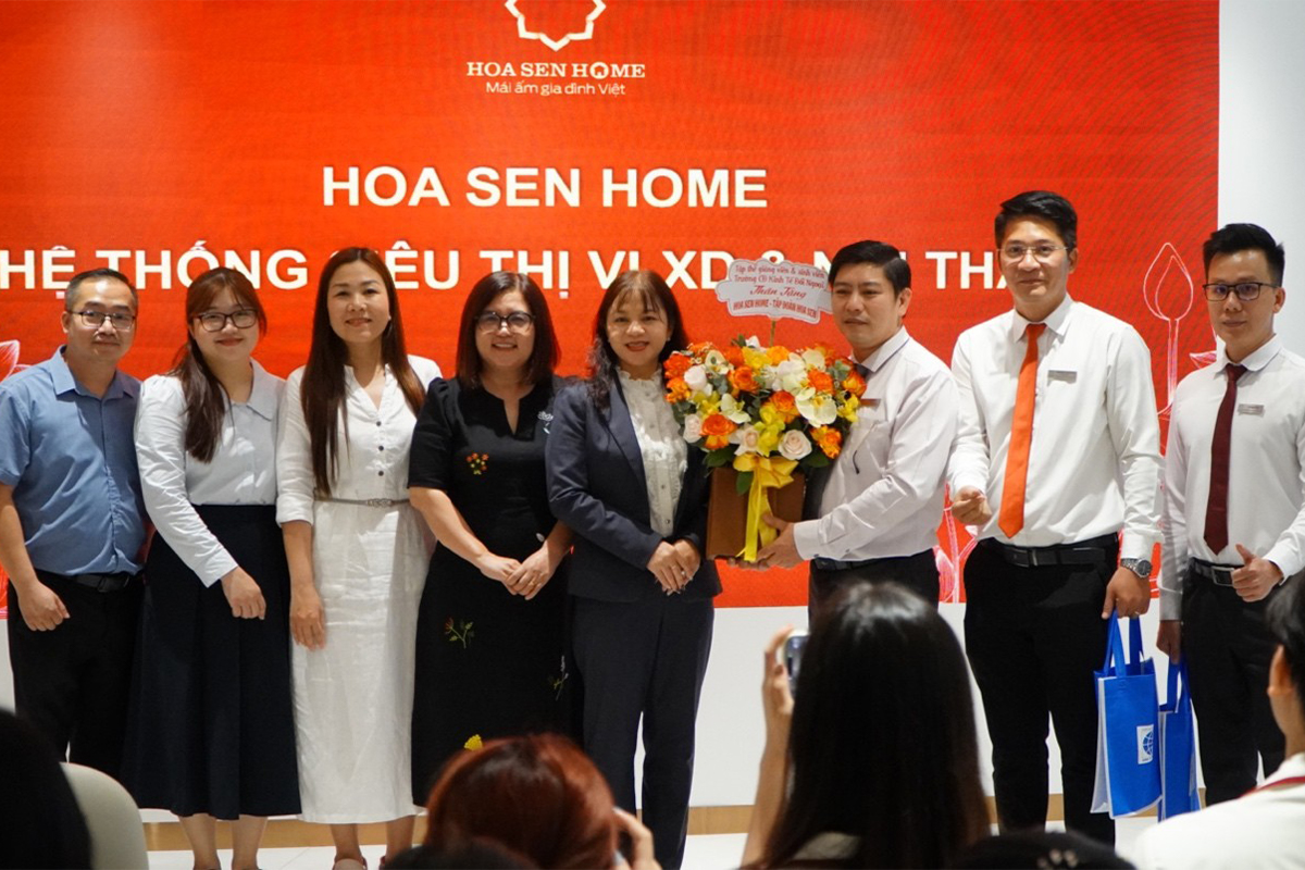 Hành trình từ lớp học đến thực tế doanh nghiệp: Sinh viên Marketing Cofer khám phá hệ sinh thái Hoa Sen Home