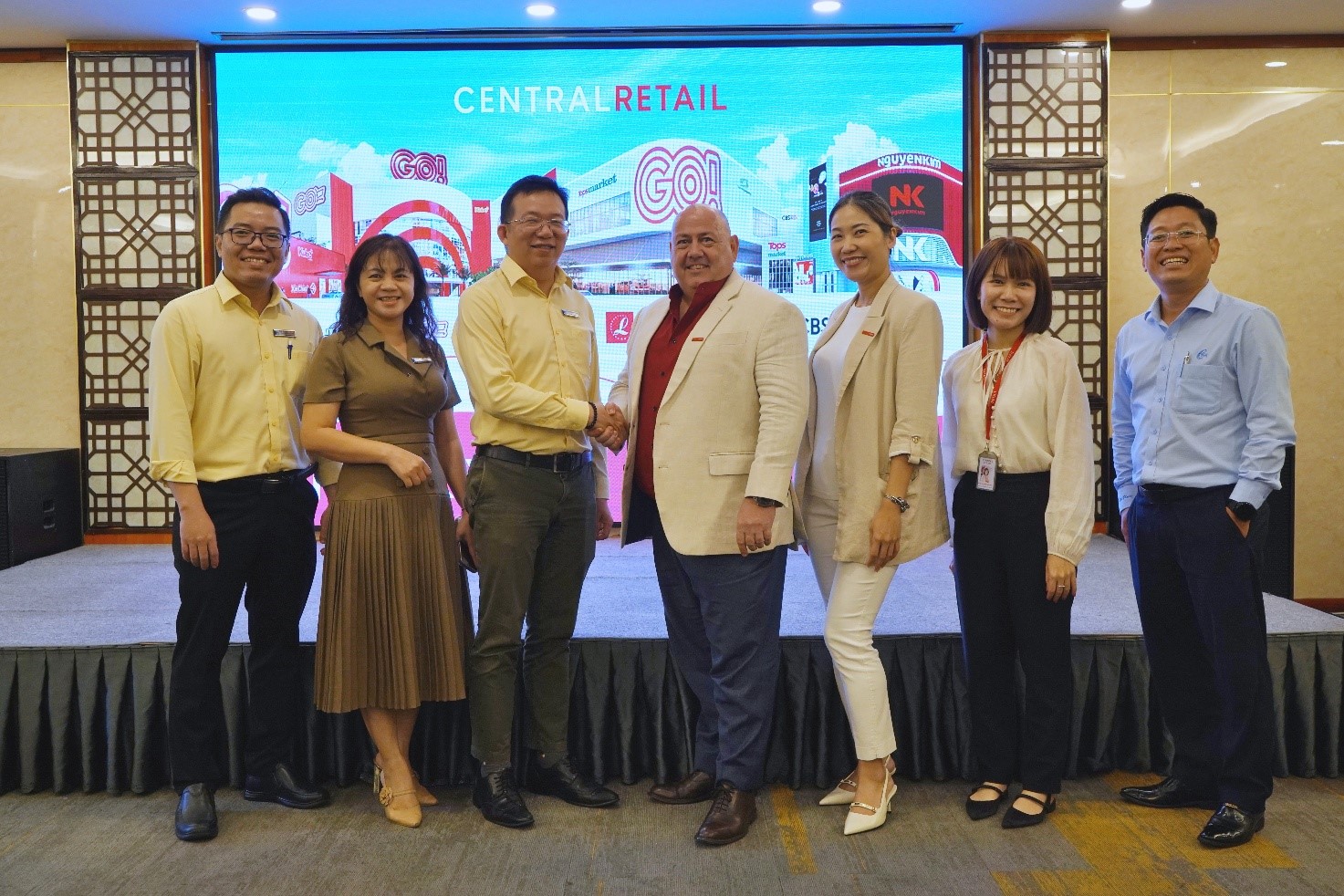 Đại diện Trường Cao đẳng Kinh tế Đối ngoại và Central Retail Việt Nam tham dự chương trình “Road to Retail” chào đón sinh viên ngành Quản lý siêu thị