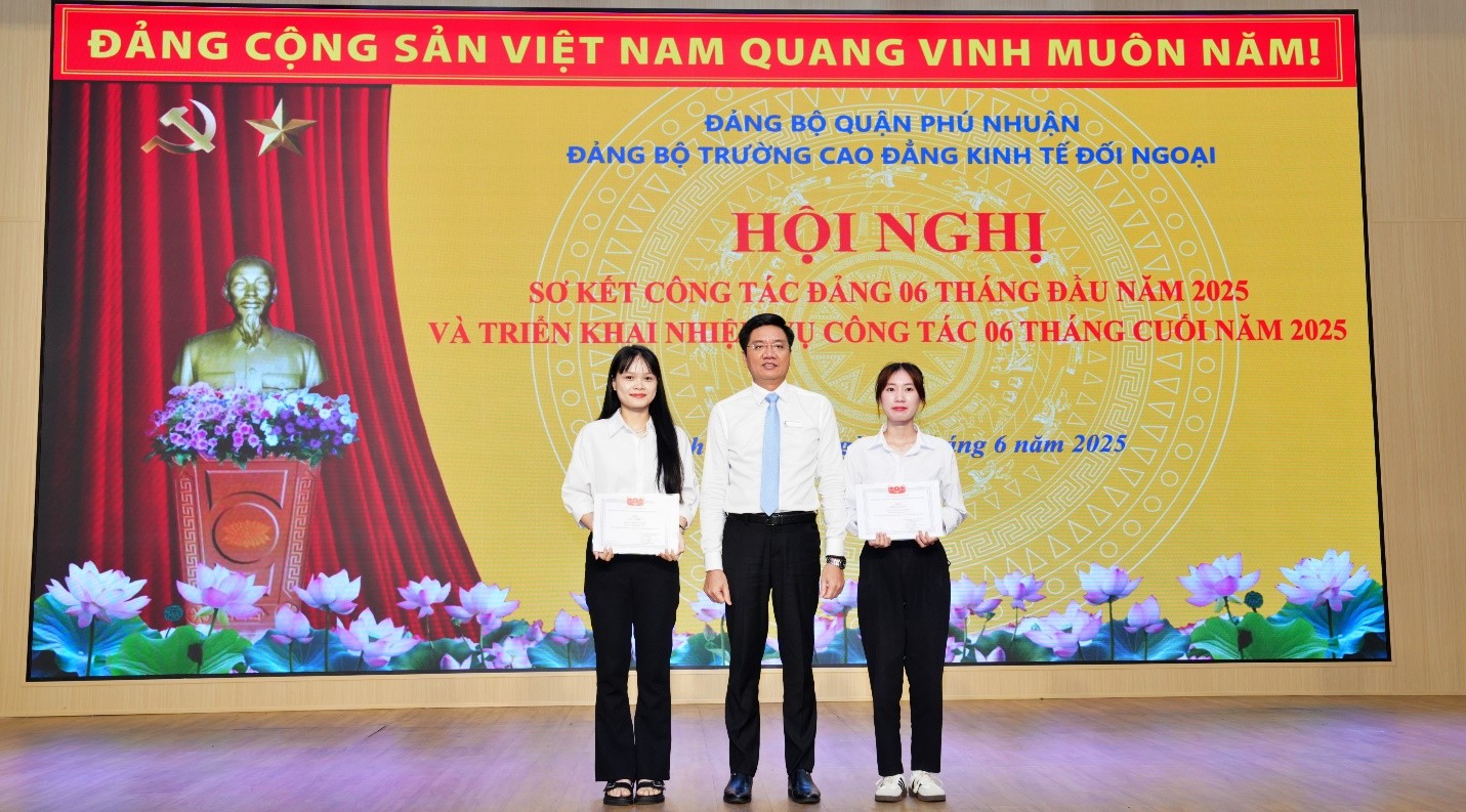 TS. Nguyễn Minh Tiến – Phó Bí thư Đảng ủy, Phó Hiệu trưởng Nhà trường trao giấy khen cho 02 đảng viên sinh viên có thành tích xuất sắt trong học tập và rèn luyện năm học 2024-2025
