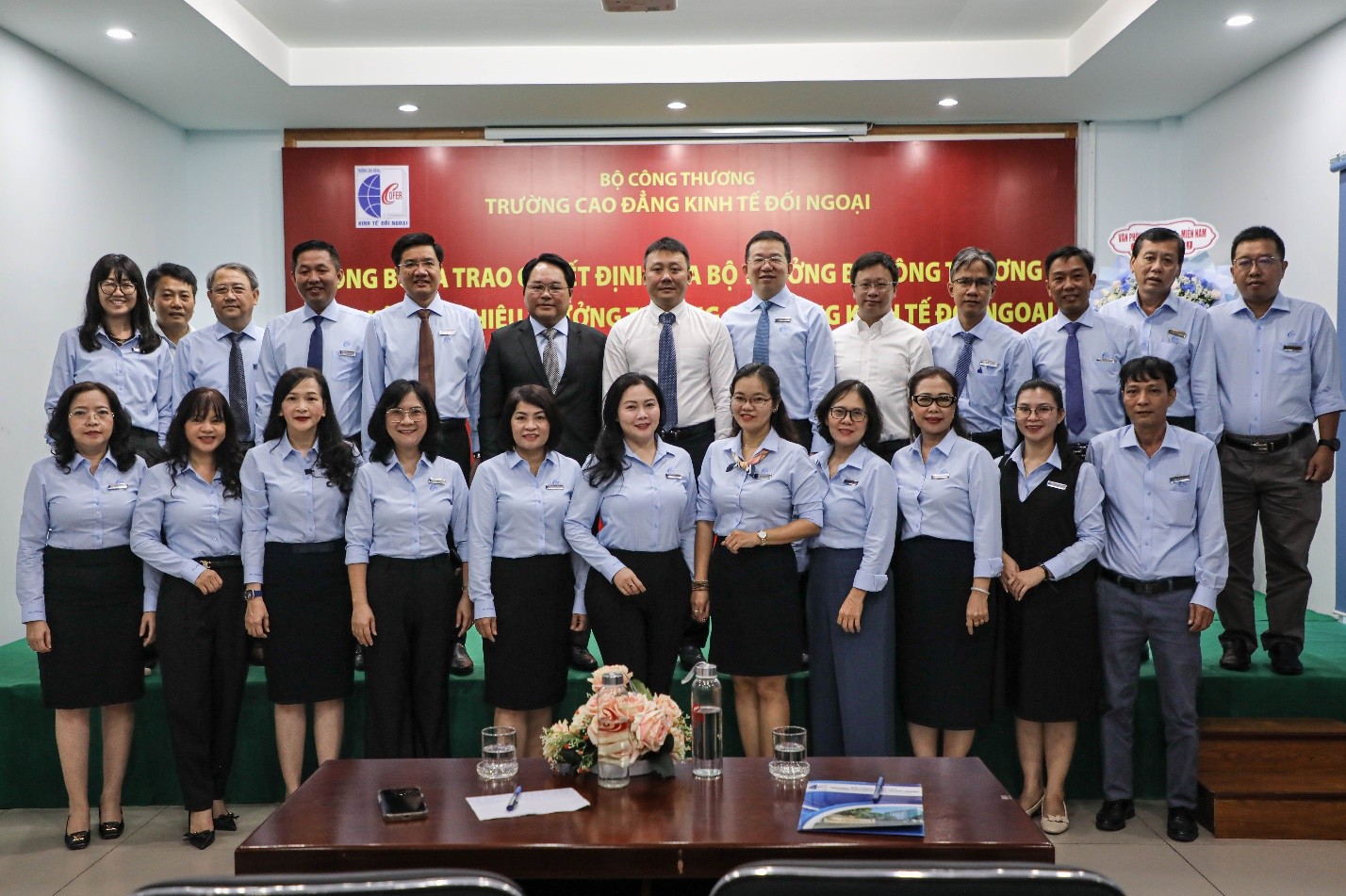 Đại biểu, Ban Giám hiệu và lãnh đạo các đơn vị chụp hình lưu niệm tại buổi Lễ