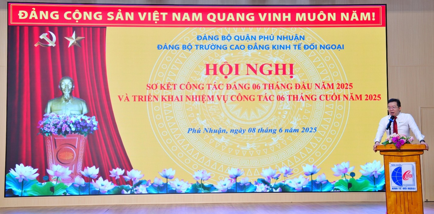 TS. Lê Ngọc Trung – Bí thư Đảng ủy, Hiệu trưởng Nhà trường phát biểu khai mạc hội nghị