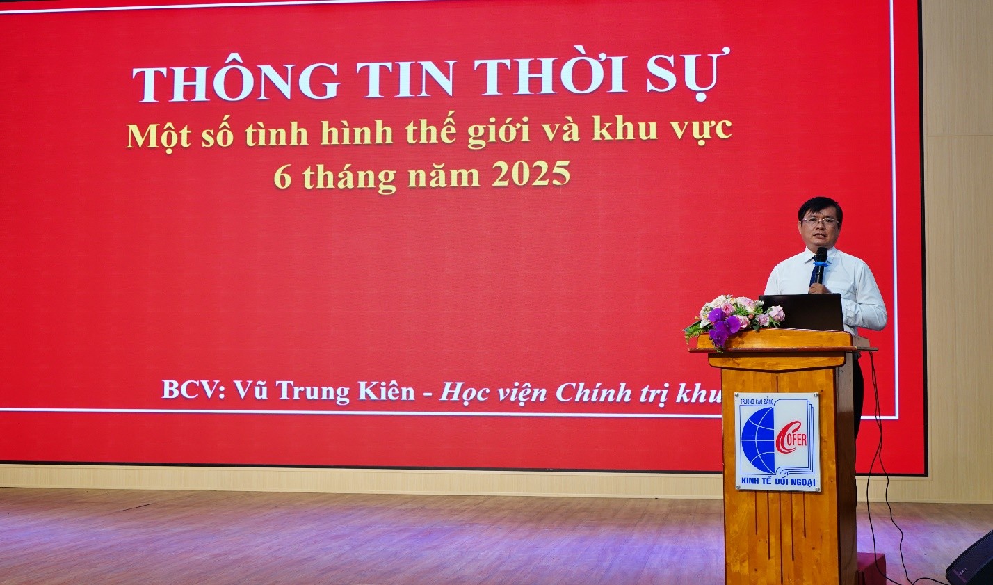TS. Vũ Trung Kiên - Phó Trưởng khoa Xây dựng Đảng - Học viện Chính trị khu vực II trình bày chuyên đề tại Hội nghị