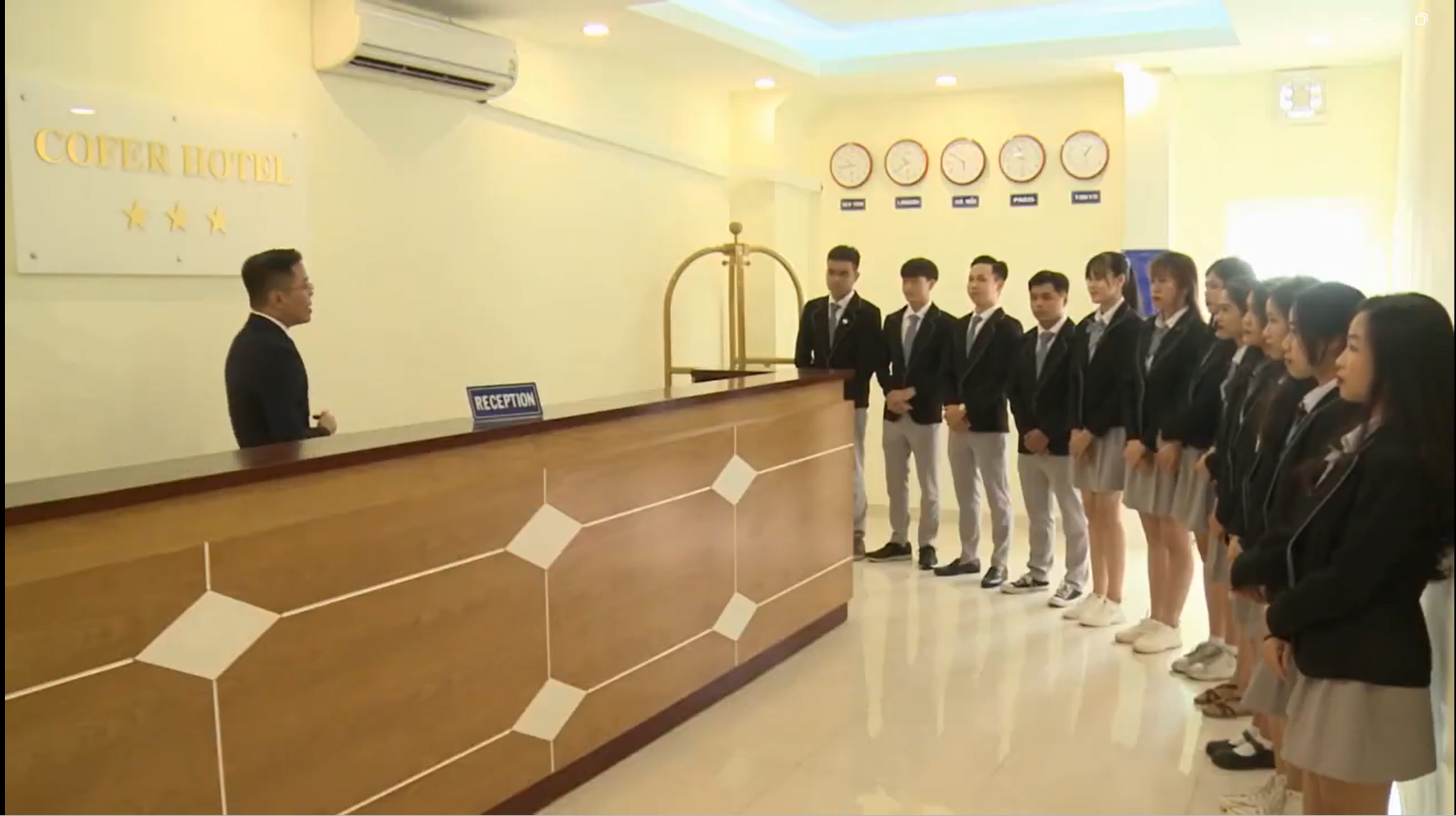 Sinh viên ngành Quản trị Khách sạn học thực hành Nghiệp vụ Lễ tân