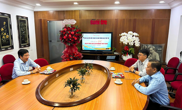 Đoàn công tác Trường Cao đẳng Kinh tế Đối ngoại làm việc và chúc mừng Báo Tuổi Trẻ nhân kỷ niệm 101 năm Ngày Báo chí Cách mạng Việt Nam.