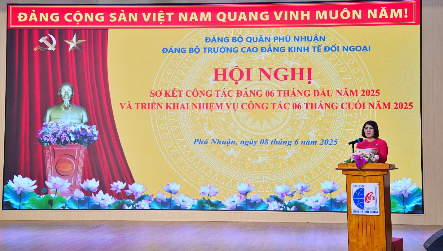 Đ/c Nguyễn Thị Hằng – Bí thư Chi bộ Giáo viên 1 trình bày tham luận tại Hội nghị