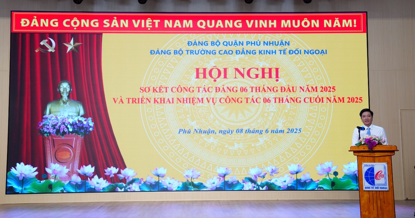 TS. Nguyễn Minh Tiến – Phó Bí thư Đảng ủy, Phó Hiệu trưởng Nhà trường trình bày báo cáo kết quả công tác 6 tháng đầu năm và triển khai nhiệm vụ công tác 6 tháng cuối năm 2025