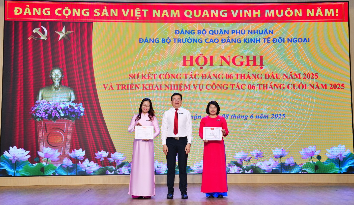TS. Lê Ngọc Trung – Bí thư Đảng ủy, Hiệu trưởng Nhà trường khen thưởng các cá nhân hoàn thành xuất sắc nhiệm vụ trong công tác chuẩn bị và tổ chức Đại hội Đảng bộ Trường Cao đẳng Kinh tế Đối ngoại nhiệm kỳ 2025-2030