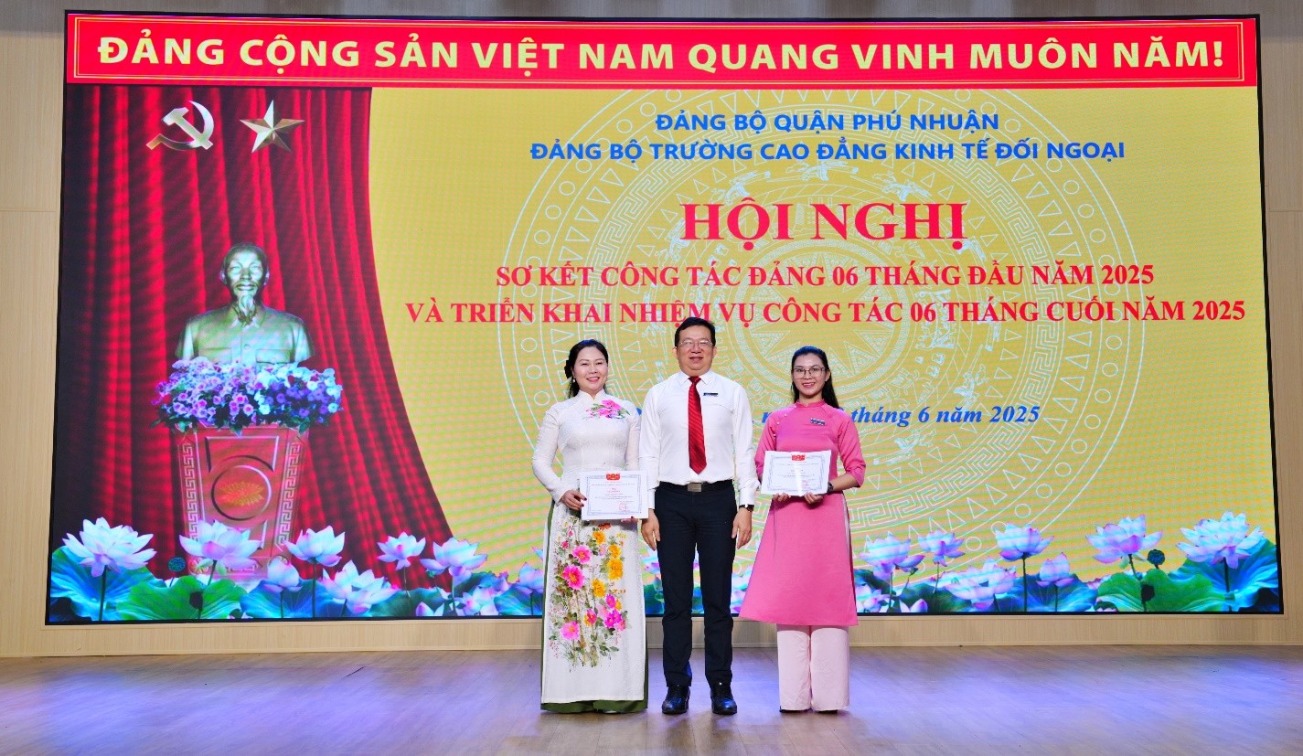 TS. Lê Ngọc Trung – Bí thư Đảng ủy, Hiệu trưởng Nhà trường khen thưởng cho 02 tập thể là Đoàn Thanh niên và Bộ môn Khoa học Cơ bản có thành tích xuất sắc trong:“Học tập và làm theo tư tưởng, đạo đức, phong cách Hồ Chí Minh giai đoạn 2024-2025”