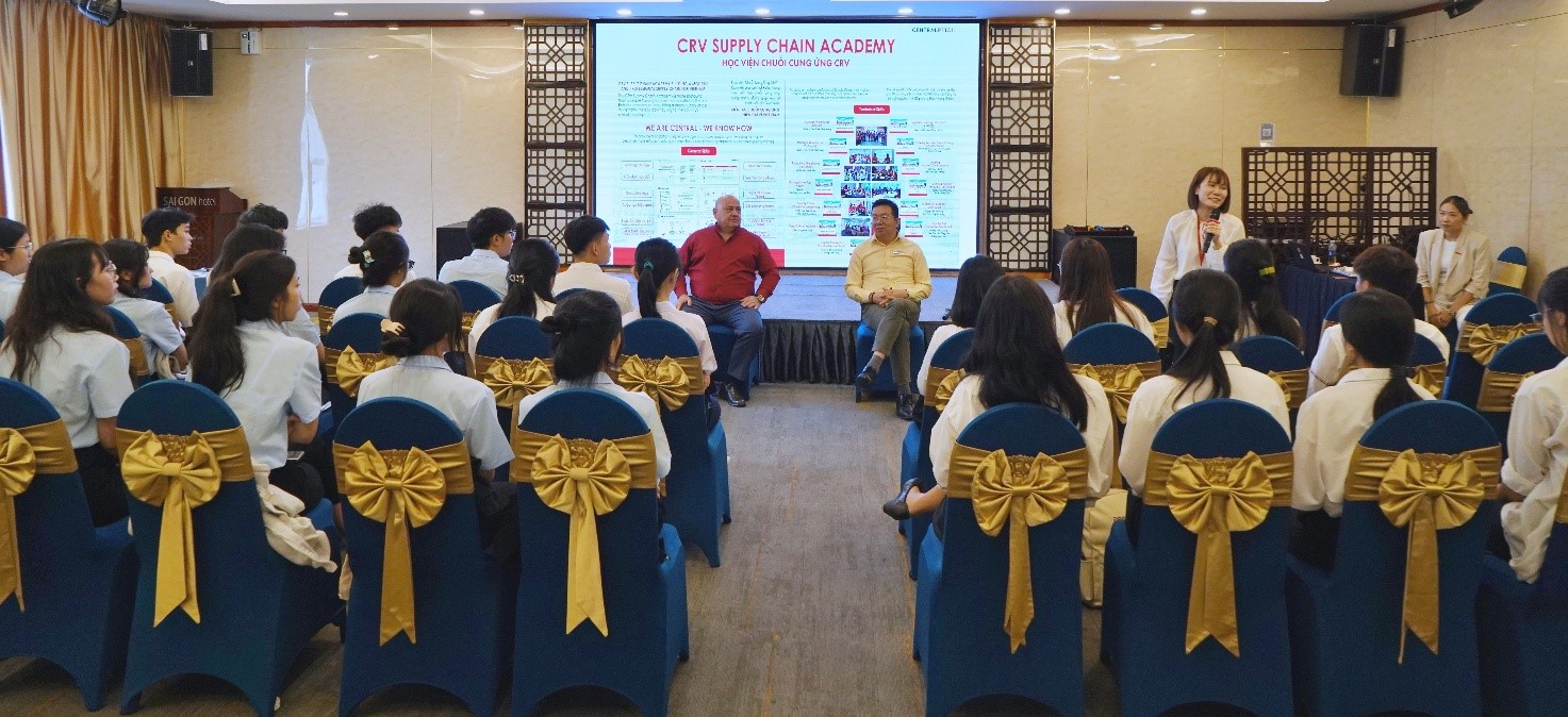 TS. Lê Ngọc Trung – Hiệu trưởng Trường Cao đẳng Kinh tế Đối ngoại và Ông Mike Reid – Giám đốc Chuỗi cung ứng, CRV chia sẽ với sinh viên về ngành bán lẻ