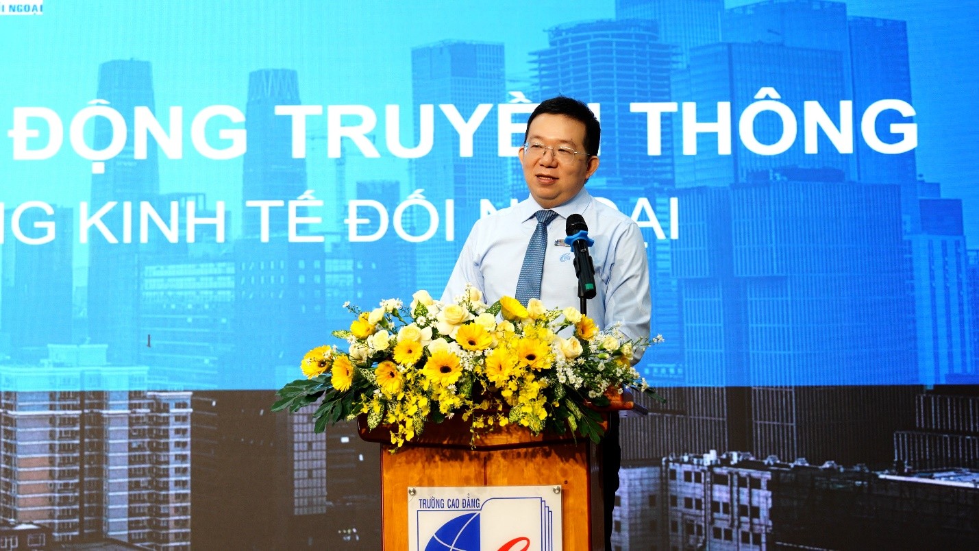 TS. Lê Ngọc Trung – Bí thư Đảng ủy, Hiệu trưởng Nhà trường trình bày tham luận tại Hội nghị